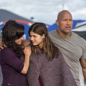 Mezitím pracuje seismolog Lawrence Hayes (Paul Giamatti) a jeho kolega dr. Kim Park (Will Yun Lee) na výzkumu v Hoover Dam - zkoumají totiž nové zemětřesení. V nedalekém okolí se udála dosud neznámá událost. 