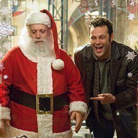 Zatímco se z Nicka stal Santa Claus, který s rodiči a manželkou Annette řídí na severním pólu hračkářské impérium, z Freda se stal bručoun. 