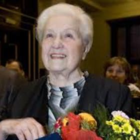 Zasloužilá umělkyně Antonie Hegerlíková byla česká herečka a divadelní pedagožka, od roku 1946 členka hereckého souboru Divadla na Vinohradech v Praze.