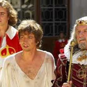 Matěj pracuje u sedláka a miluje jeho dceru Majdalenku. Lakomý boháč však jejich lásce nepřeje, představuje si pro dceru bohatšího ženicha. Jednou zachrání Matěj bílou holubičku a ta jemu i Majdalence za odměnu daruje kouzelnou jahodu, díky níž oba rozumějí řeči ptáků. 