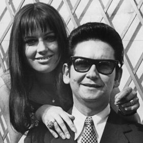 Když bylo Orbisonovi osm let, koupil mu otec první kytaru. Sám se na ni naučil hrát. 