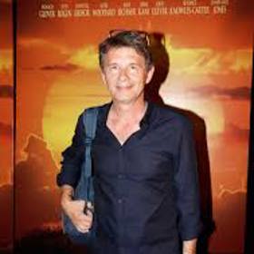 Jan Šťastný je český herec. Po absolvování studia na pražské DAMU hrál čtyři sezony v pražském Národním divadle. 