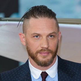 Tom Hardy je muž se sexy britským přízvukem a drsným zevnějškem. Jeho první celovečerní film byl Černý jestřáb sestřelen, ale průlomovým se stal snímek Star Trek: Nemesis.
