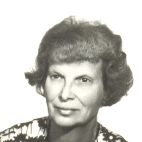 Narodila se v Budapešti jako Gertruda Stiassna, coby nejstarší dítě v bohaté židovské rodině původem z Humpolce. Její dědečkové, bratři Josef a Ignác Stiassní, spolu založili v Německém Brodě (roku 1945 přejmenovaném na Havlíčkův Brod) továrnu na barvení sukna.