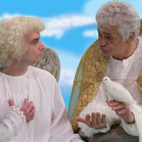 Postěžuje si Pánu Bohu (Jiří Bartoška), že potřebuje, aby mu někdo dal nějakou příležitost ukázat, co v něm je.