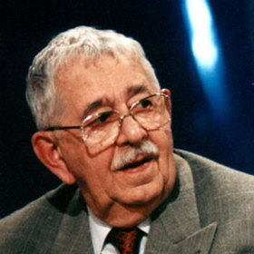 V době studia na gymnáziu se s ním rodiče přestěhovali ze Slezska do Prahy. V prosinci roku 1939 složil zkoušky do elévského sboru – soukromé herecké školy E. F. Buriana, založené při jeho slavném divadle D40.