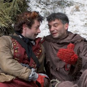 Při zkoušce nebeského andělského sboru ho zase sbormistryně – archanděl Gabriel (Gabriela Osvaldová) – vyhodí ven, protože zpívá falešně. 