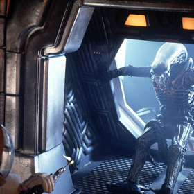 Horor pojednává o vesmírné výpravě posádky, která si nešťastnou souhrou událostí vpustí na kosmický koráb Nostromo vraždícího mimozemského tvora. V kostýmu Vetřelce se většinou ukrýval nigerijský student Bolaji Badejo. Byl 218 centimetrů vysoký a jeho ruce i nohy byly delší, než je obvyklé. Proto mají diváci pocit, že v kostýmu nemůže být člověk.