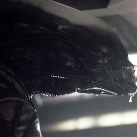 Vetřelec měl být původně průhledný, v hlavě měl být vidět jeho mozek. Nakonec se od těchto plánů upustilo, hlava je překrytá lehce průhledným umělohmotným krytem.