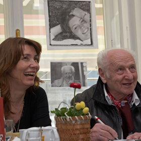 Během holokaustu přišel téměř o celou svoji rodinu, což jej hluboce poznamenalo, a tak se jeho díla už od prvních povídkových souborů zabývají právě tematikou Židů a druhé světové války.