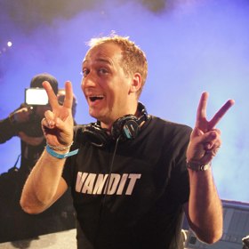 Čtenáři tohoto magazínu navíc ohodnotili jeho šestihodinový set, který hrál na akci Gatecrasher, jako druhou nejlepší klubovou noc vůbec. Ještě byl v tomto roce časopisem Mixmag označený za Muže roku. 