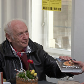 Arnošt Lustig byl český židovský spisovatel a publicista světového významu, autor celé řady děl s tématem holokaustu.