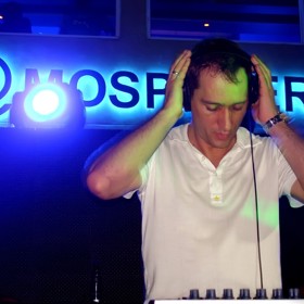 V roce 2004 získal titul Nejoblíbenější americký DJ od časopisu BPM Magazine.