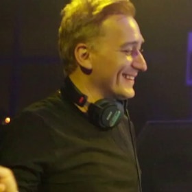  V tomto roce si také odnesl z předávání hudebních cen v Londýně titul Nejlepší mezinárodní DJ. Toto ocenění získal také od časopisu Ministry of Sound. Další anglický časopis Muzik ho označil za Vůdce trancu.