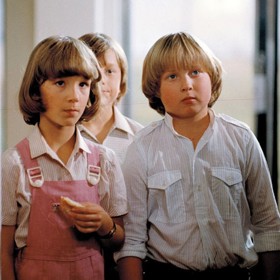 Žaneta Fuchsová a Lukáš Bech jako Létající Čestmír (1983). Seriál si můžete stále pustit na iVysílání České televize. 