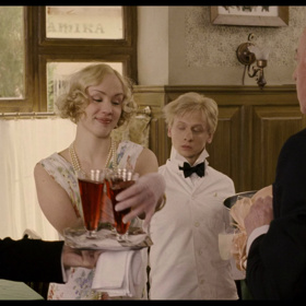 Začínající číšník Jan Dítě má komplexy kvůli výšce, začíná u prodeje párků, pak se ale dostane do hotelu Zlatá Praha, později do Tichoty, kde se schází v noci významní lidé s milenkami.