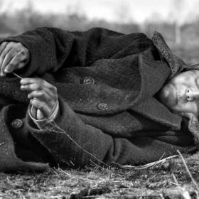 Vypráví o malém chlapci, který během druhé světové války sám putuje po východoevropském venkově.