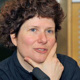 Po řádném ukončení tohoto studia v roce 1997 se nějakou dobu živila jako překladatelka a hudebnice.