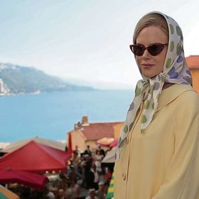 Knížecí dvůr se ale stane bojištěm, na němž i samotná Grace Kelly musí ve své nové roli zápasit o osud malé země.