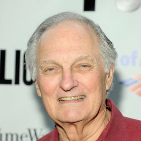 I když se Alanovi scénář, který vzešel z pera známého rozhlasového, televizního a divadelního autora Larryho Gelbarta, velmi líbil, zpočátku váhal zdali se má upsat takovému projektu a teprve 24 hodin před začátkem zkoušek na seriál nabídku přijal.