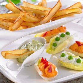 Čekankové lodičky

Suroviny:

400 g McCain Fri'Style, 1 čekanka, 200 g čerstvého tvarohu, 1 svazek čerstvých bylinek (petrželka, kerblík, meduňka atp.), 2 kusy filé z ančoviček, 1 lžička hořčice, 50 ml olivového oleje, 12 hrášků na ozdobu, 50 ml ajvaru (paprikového pyré), 1 lžička mletého kmínu (nejlépe římského), sůl, pepř, červená paprika

Postup:

Čekanku rozebereme na jednotlivé lístky. Bylinky omyjeme, osušíme a nadrobno nasekáme. Ančovičkové filé nasekáme na stejně drobné kousky. Vše spojíme s hořčicí, olivovým olejem a polovinou tvarohu. Hmotu přendáme do cukrářské stříkačky a s její pomocí nanášíme na listy čekanky. Ozdobíme hráškem. Ajvar spojíme se zbylou částí tvarohu a dochutíme solí, pepřem a kmínem. Hmotu nanášíme na listy čekanky. Papriku omyjeme, přeřízneme napůl, odstraníme jádřince a podélně nakrájíme na proužky o šířce 1 cm. Použijeme k ozdobení. McCain Fri'Style připravíme podle pokynů na obalu. Podáváme spolu s dipy na čekance.
