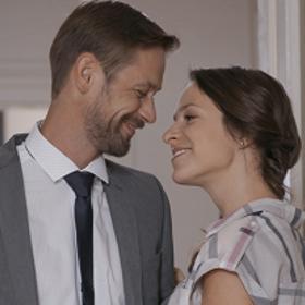 Před oběma ženami předstírá, že část týdne tráví pracovně v jiném městě – ve skutečnosti ale zůstává stále v Praze a jen se stěhuje z bytu do bytu.