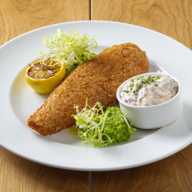 Treska v pivním těstíčku 

Suroviny:

Suroviny na rybu:
180 g filetu z tresky jednoskvrnné
sůl
hladká mouka na obalení
rostlinný olej na smažení

Suroviny na těstíčko:
200 g hladké mouky
75 g rýžové mouky
1 x lžička jedlé sody
200 ml světlého piva Phillip OSSEGG Praha
200 ml sodovky

Postup:

Postup na rybu:
1.	Filet vykosti, zbav kůže, ze všech stran osol a obal v hladké mouce.
2.	Přebytečnou mouku oklepej a filet obal ve vychlazeném připraveném těstíčku.
3.	Smaž 5 minut do zlatova v oleji rozpáleném na 180 stupňů celsia. Rybu během smažení opatrně otoč.

Postup na těstíčko:
1.	V misce smíchej mouky, jedlou sodu a sůl.
2.	Poté přidej pivo a sodovku a vymíchej metlou hladké těstíčko.
3.	Dej do lednice a nech odpočnout a vychladit 2-3 hodiny



