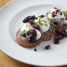 Pivní lívance s jablky:
Suroviny:
300 ml světlého piva OSSEGG / náš tip ATHANASIUS 10 OSSEGG PRAHA /
2 vejce
½ lžičky mleté skořice
200 g hladké mouky
sůl
olej na smažení
1 lžíce vanilkového cukru nejlépe domácího
2 nakyslá jablka / náš tip zelené jablka Grenny Smith/
2 lžíce másla
2-3 lžíce tuzemského rumu
150 g cukr krupice.
Postup:
1. Žloutky oddělte od bílků a z bílků vyšlehejte tuhý sníh. Do misky vlijte pivo a v něm rozšlehejte žloutky s cukrem, skořicí, moukou a špetkou soli. Nakonec opatrně vmíchejte sníh z bílků.
2. Jablka oloupejte a vykrojte jadřinec tak, aby jablka zůstala vcelku. Pak je nakrájejte na kolečka o tloušťce asi půl centimetrů.
3. Pánev na středním ohni vytřete olejem nebo přepuštěným máslem. Jablková kolečka obalte v těstě a smažte z obou stran dozlatova.
4. Máslo rozehřejte s tuzemákem. V misce smíchejte pomocí metly oba cukry a skořici. Ještě na pánvi potírejte lívance máslem s tuzemákem a potom je obalte v cukru se skořicí.