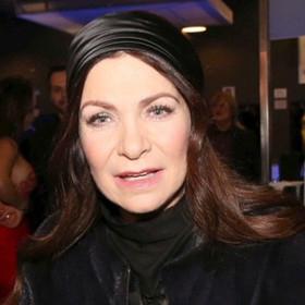 Její první deska Já nezapomínám (jejíž titulní duet nazpívala s Láďou Křížkem) měla velký komerční úspěch, prodalo se jí 20 000 kusů.