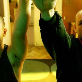 Vzájemně se prostupující tragikomické příběhy o osudovém ztrácení a nalézání lásek, přátelství, rodin, rodičů a dětí navzájem.