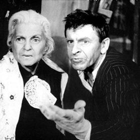 Tento její obchod byl však v podstatě prázdný, stará paní přežívá díky příspěvkům od židovské obce a Tóno díky své hodné povaze jí není schopen vysvětlit, proč vlastně do obchodu přišel.