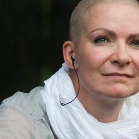 Anna K, vlastním jménem Luciana Krecarová, je česká zpěvačka, skladatelka a herečka.