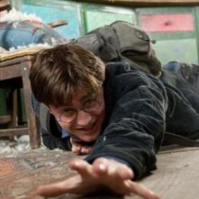 Scénář k oběma částem napsal Steve Kloves, který napsal scénáře ke všem filmům o Harrym Potterovi (kromě filmu pátého), režie se ujal David Yates, jenž režíroval i předchozí dva snímky. 