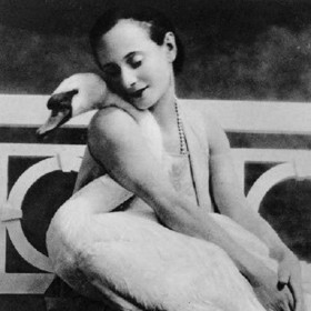 Roku 1899 ukončila studium na Carské baletní akademii v Petrohradě a už roku 1906 získala oficiální status primabaleríny.