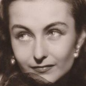 V Osvobozeném divadle, kde hrála s přestávkami až do jeho uzavření, se zamilovala do Jiřího Voskovce, ale osudovou se pro ni stal operetní zpěvák a herec Jára Pospíšil. Kvůli němu odešla z Osvobozeného divadla do Olomouce.