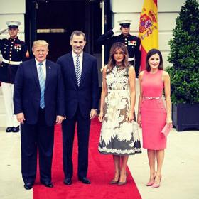 Ku příležitosti návštěvy španělského krále s chotí Melania zvolila nádherné šaty v olivové barvě s bílým květinovým vzorem, které pocházejí z módního domu Valentino. 