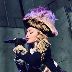 Možná z té doby pochází myšlenka extravagantních, místy až lehce bizarních kostýmů, kterými je Madonna proslulá.