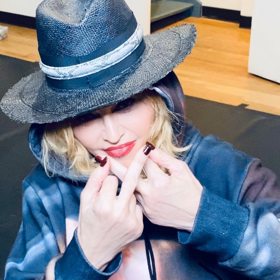 Svůj stále mladistvý vzhled Madonna připisuje zdravému, prý až asketickému životnímu stylu. To by ovšem nesměla dělat to, co dělá. Pravdu tak nejspíš budou mít „zlé jazyky“, které tvrdí, že její tvář je už nějaký ten pátek dílem plastických chirurgů.