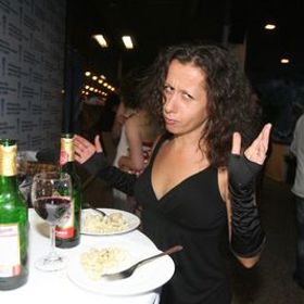 Svůj psedonym začala používat, když nastoupila jako moderátorka do Rádia Limonádový Joe a pravidelně vystupovala i na rozhlasové stanici Radiožurnál.