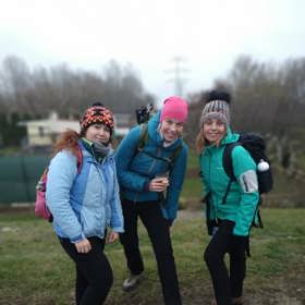 Režisérka Eva Toulová natáčí polohraný dokumentární film o moderním poutnictví s názvem Pěšky bez hranic. V hlavní roli diváci uvidí Terezu Petráškovou, se kterou zmiňovaná režisérka aktuálně dotočila hraný film Casting na lásku. 