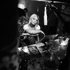 Zpěvačku, herečku a nově také spisovatelku pronásledovalo trauma z dětství, které u ní vyústilo v závislost na alkoholu a lécích. 