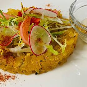 Tvarůžkový tatarák
Suroviny:
200 g olomouckých tvarůžku
½ červené cibule, nakrájené nadrobno
3 x lžíce nasekané pažitky
1 x čerstvá červená chilli paprička, bez semen a nasekaná nadrobno
2 x lžíce kvalitního panenského olivového oleje
2 x lžíce světlého piva / my jsme použili pivo ATHANASIUS 10 z pivovaru OSSEGG PRAHA /
drcený kmín a sladká paprika
mořská sůl a hrubě mletý pepř
2 x lžíce zakysané smetany
1 x lžíce dijonské hořčice
1 x lžička worcesterské omáčky
ředkvičky na ozdobení
topinky k podávání
Postup:
1. Na dresink v misce prošlehejte zakysanou smetanu, hořčici, worcesterskou omáčku, zbylé pivo a lžíci olivového oleje. Osolte a opepřete a vmíchejte 2 lžíce nasekané pažitky.
2. Tvarůžky nakrájejte na drobné kostičky. Promíchejte je s cibulí, 1 lžíci nasekané pažitky, chilli papričkou, lžící olivového oleje, lžící piva, špetkou kmínu, osolte a opepřete. Rozdělte na talíře, nejlépe pomocí kruhové formičky. Poprašte sladkou paprikou, nasekanými ředkvičkami a podávejte s česnekovými topinkami a dresinkem ze zakysané smetany.