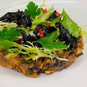 Houbový tatarák
Suroviny:
100 g houbové směsi / lze použít i mraženou, která se nechá povolit a vykapat /
200 g hlíva ústřičná
200 g hnědé žampiony
1 x menší cibule nakrájet najemno
1 x stroužek česneku , na plátky
150 g kvalitního rajského protlaku
hnědý cukr podle chuti
špetka mletého kmínu na dochucení
1 x lžička uzené sladké papriky + na dochucení
mletá pálivá paprika, nebo čerstvá chilli paprička /nemusí být/
1 x lžíce kvalitní sójové omáčky
1 x lžička worcesterské omáčky
sůl a čerstvě mletý pepř
chlebové topinky a rozpůlené stroužky česneku k podávání
Postup:
1. Houby povařte asi 10 minut, pak slijte, nechte okapat, umelte nahrubo ve strojku na maso nebo je hodně najemno nasekejte nožem.
2. Na oleji nechte zpěnit polovinu cibule, po chvilce přidejte česnek, houby, protlak, cukr a koření, za stálého míchání 2 minuty opékejte, odstavte a nechte vychladnout.
3. Dále se směsí zacházejte jako při běžné přípravě tataráku – smíchejte ji se zbytkem nakrájené cibule, dochuťte kmínem, paprikou, solí, pepřem a oběma omáčkami tak jak to máte rádi. Podávejte na topinkách potřených rozpůlenými stroužky česneku.