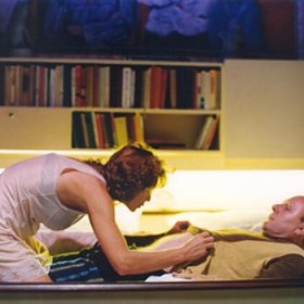 Hlavní postavou filmu Pupendo je akademický sochař Bedřich Mára, který žije se svojí rodinou, manželkou - keramičkou Alenou a dvěma syny - Matějem a Bobšem v malém činžovním bytě na pražském nábřeží. Před lety musel z politických důvodů opustit místo vedoucího ateliéru na pražské Akademii. 