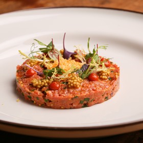 Tatarák s domácím kečupem
Suroviny:
4 porce:
280g Hovězí kýta
25g červená cibule
15g domácí kečup
12g Dijon hořčice
14g nakládaného hořčičného semínka
7g pažitka
10g olivový olej
8g soli
5g čerstvě mletého pepře
3g drcených koprových semínek
1ks syrového žloutku
1ks sušeného žloutku