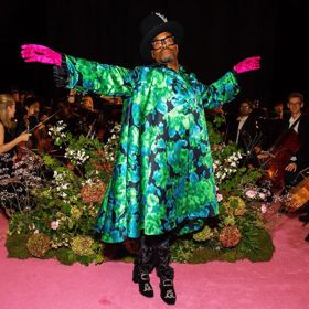 Hollywoodský herec Billy Porter se řadí mezi nejextravagantnější umělce své doby. Neváhá experimentovat s barvami, ani s jednotlivými částmi svých outfitů.
