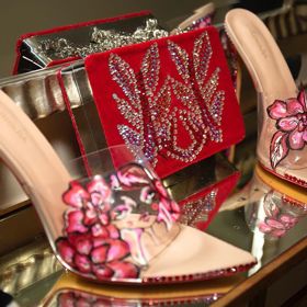 Boty a kabelka nějaké dámy? Omyl! Ve střevíčcích vyrazil Billy Porter na Ceny Tony a celý outfit doplnil decentní kabelkou. 