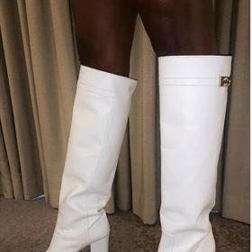 Pro leckterou dámu by byla chůze na takových podpatcích nebezpečná. Nikoli pro Billyho Portera, který je doplnil k outfitu pro večer ke slavnostnímu udílení cen Grammy. 
