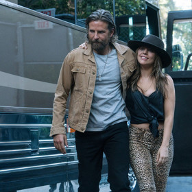 Lady Gaga a Bradley Cooper ztvárnili hlavní role v romantickém muzikálu Zrodila se hvězda (2018).