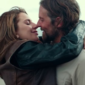 Cooper ve filmu hraje hvězdu country Jacksona Mainea, který objeví neznámou zpěvačku Ally, oba se vrhnou do vášnivého milostného vztahu.